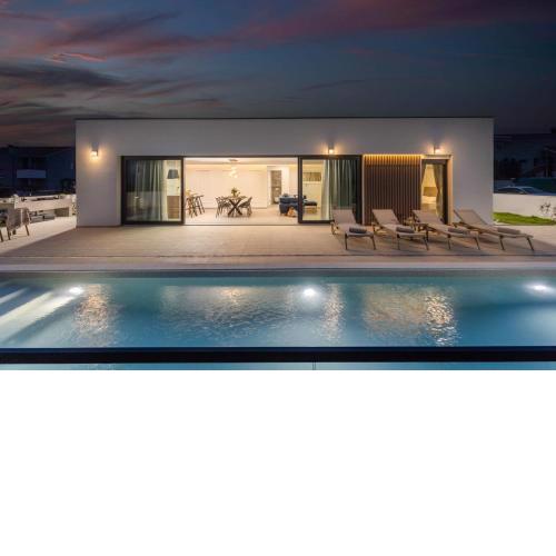 Villa Coralis With Heated Pool