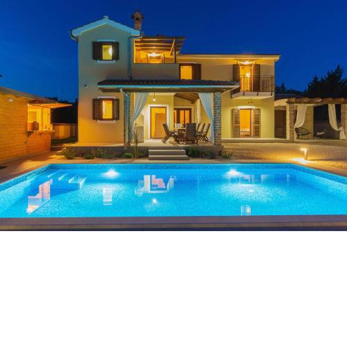 Villa David - luxurious secluded villa with a heated pool