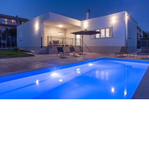 Villa Emanuela with heated private pool, BBQ