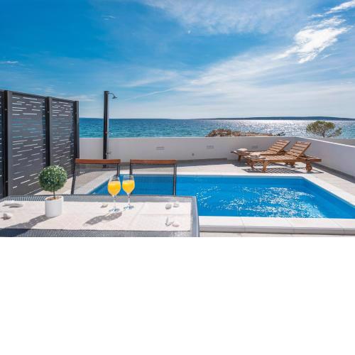 Villa Eni Beachfront apartment with pool