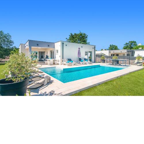 Villa Florentina by Villa Plus