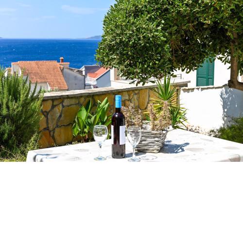 Villa Grande Vista - Lovely Apartment with Spacious lush mediterranean patio and Sea view