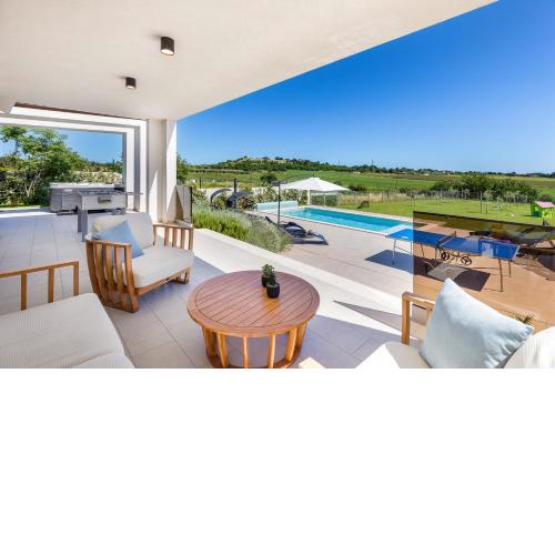 Villa GROFICA, new house, heated pool, jacuzzi, playgroung & bbq, near beaches, Pula - Istria