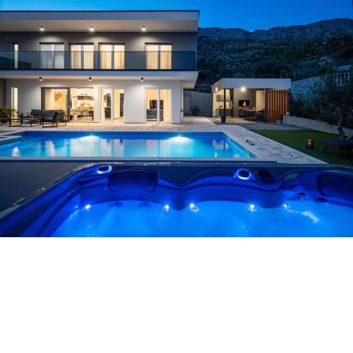 Villa Hill with private 32sqm heated pool and hydro-massage, 4 en-suite bedrooms, 200m from the sandy beach