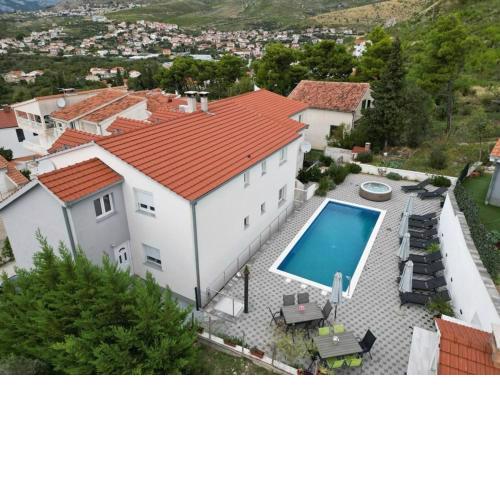 Villa in Podstrana with large outside swimming pool & hot tub for 14 people