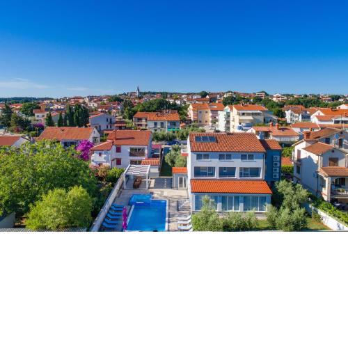 Villa Istriatica, house for 18 + 2 persons, 200 m from the beach, pool, jacuzzi, sauna