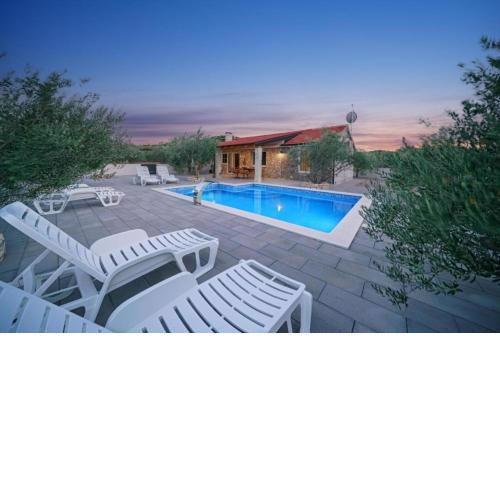 Villa Ivy - with outdoor swimming pool