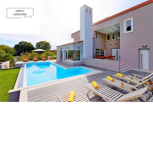Villa Jure with upscale furnishings and a great garden, quiet location