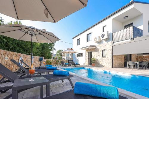 Villa Kaoru brand new Villa with a heated swimming pool