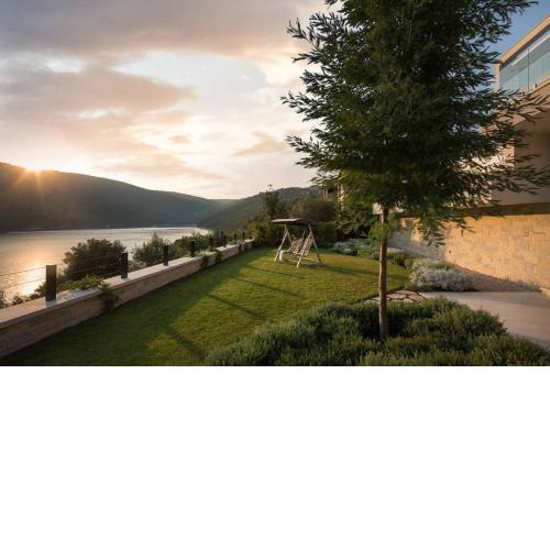Villa Labin Waterfront - Stunning Sea Views - Jacuzzi - Sauna - Pool Table