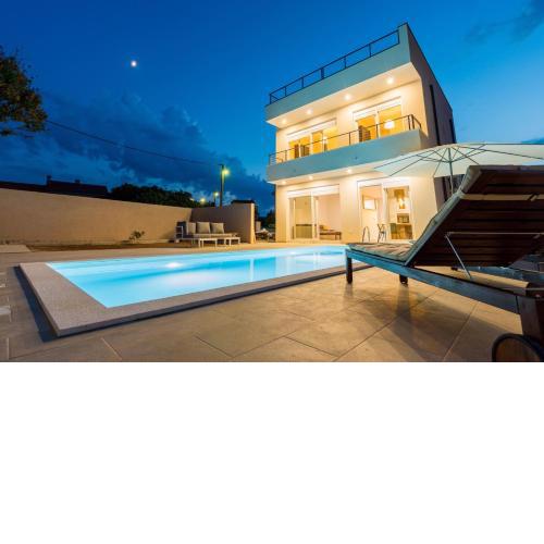 Villa Lele - peace, mountain & sea view, heated pool