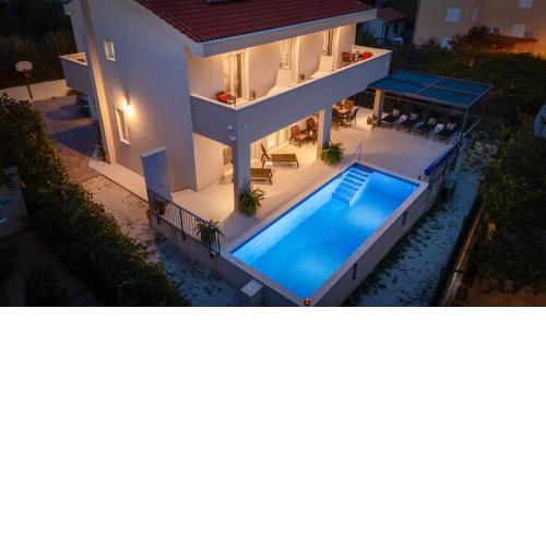 Villa Leonore in Omis with 4 en-suite bedrooms, heated pool, PS5, completely fenced yard & just 3 min walk from sandy beach
