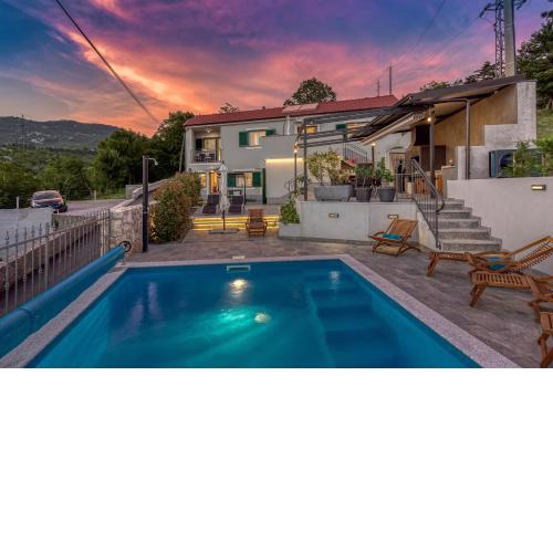 Villa LETA, luxurious 5 stars villa in a green oasis with fitness, heated pool, playground & barbecue, Kvarner