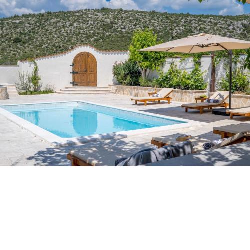 Villa Little Paradise with a private pool, 4 bedrooms, 2 living areas, 3km from the beach in Marina