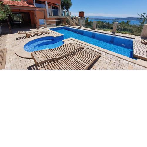 Villa LKL, heated private pool, secluded and with a great view