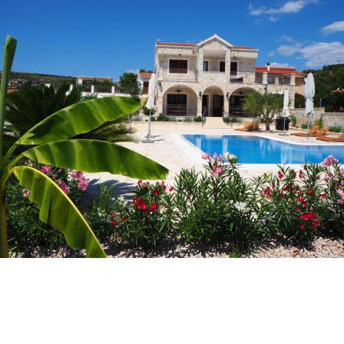 Villa Ludilo mit 4 Apartments in Poljica - Marina bei Trogir Split