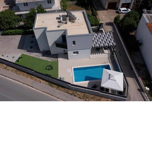 Villa Lumaka Sun - Amazing Home In Brodarica with 4 Bedrooms, Wifi, Outdoor Swimming Pool and Heated Swimming Pool