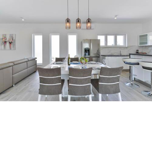 Villa Manuela with heated pool 400 meters from the sea - by TA Leut Agency