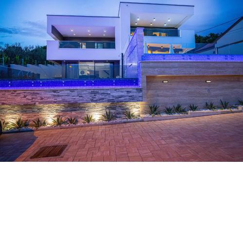 Villa Marassi with Heated Pool, Hot Tub and Sauna