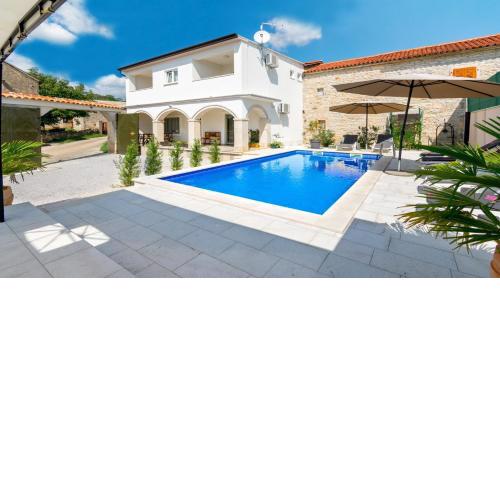 Villa Martin - Fast WiFi, Near restaurant, Fenced Yard, Pavilion, Center of Village