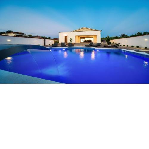 Villa Mary with pool and sauna, near the town Nin
