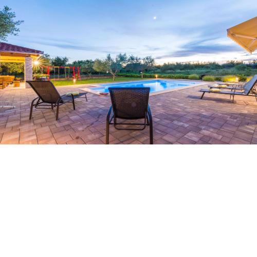 Villa Mia with heated pool, billiards and large garden - by TA Leut Agency
