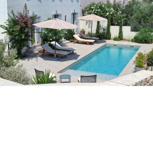 Villa Mira with a heated pool and a sea view