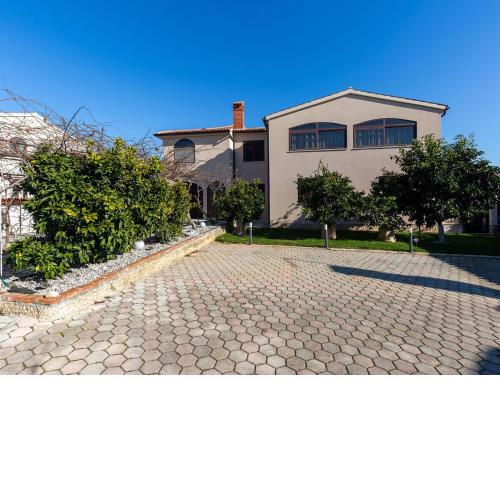 Villa Mira