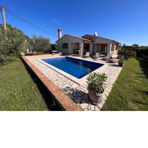 Villa Mirela with a comfortable garden and pool