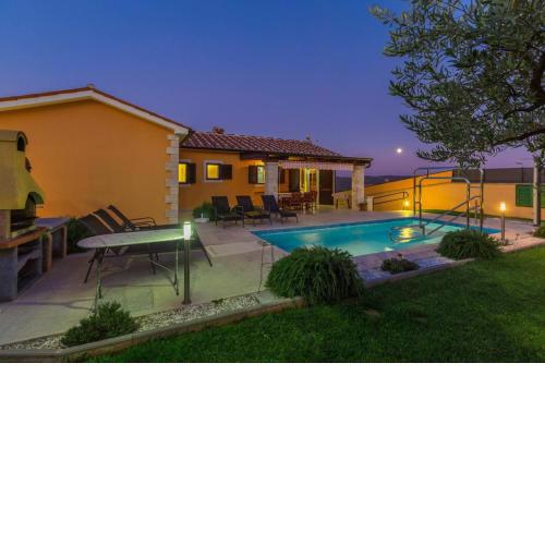 Villa Mirna Vizinada for 8 pax with pool all in green