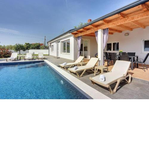 Villa mit privatem Pool, Klima, WLAN, BBQ in der Nähe vom Meer