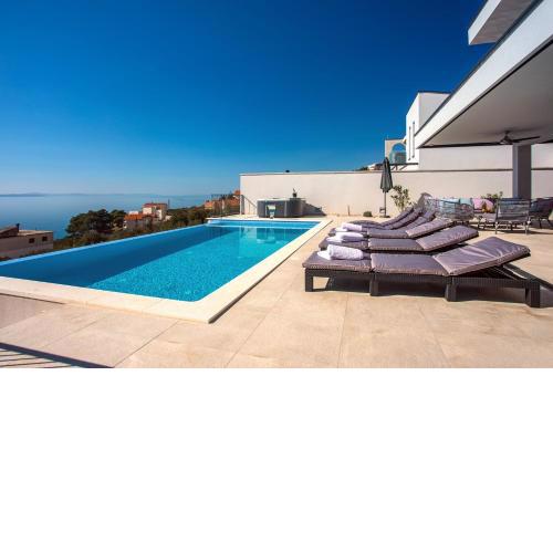 Villa Nano, 4 bedrooms, jacuzzi, heated pool, sea views, pebble beach 850m