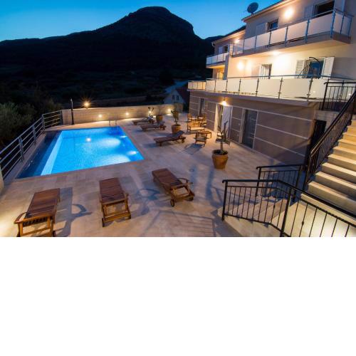 Villa Nikola - pool side apartments