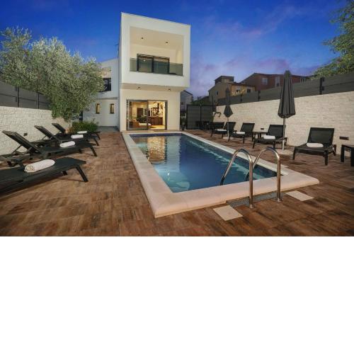 Villa Nola with Heated Swimming Pool