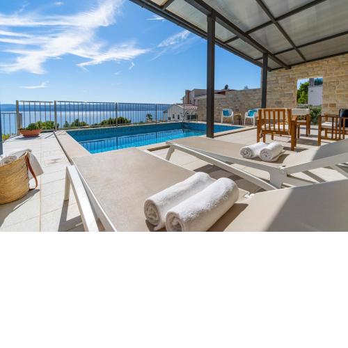 Villa Oslo - luxury place with sea views & heated pool, 300m far from sandy beach