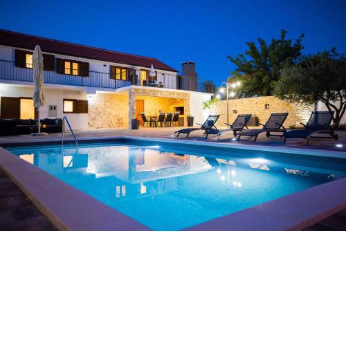Villa Pietra- Modern rustic poolside oasis