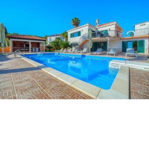 Villa Rasotica Nice villa with plenty of space Excellent yard with large pool and outdoor kitchen