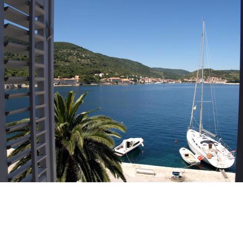 Villa Riva, Vis
