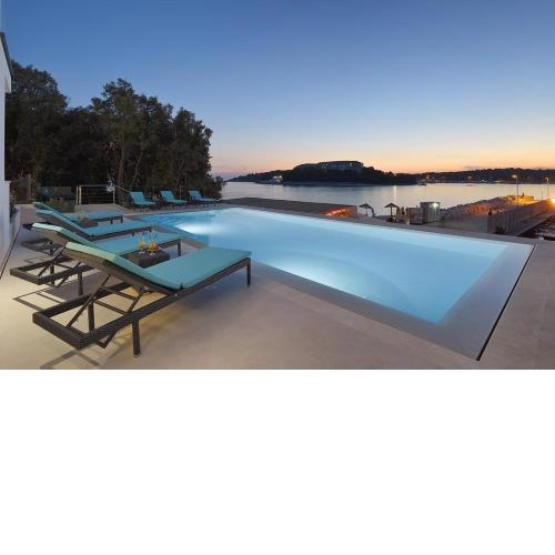 Villa Sail