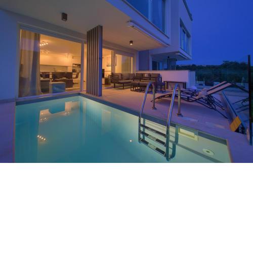 VILLA SOLIS LACUS modern Apartment - private heated pool - Smart TV Sky X - Free parking