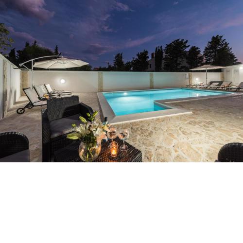 Villa Star 5 luxury apartment with a pool