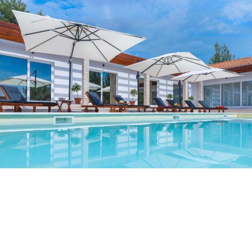 Villa Stella - heated pool, jacuzzi & sauna