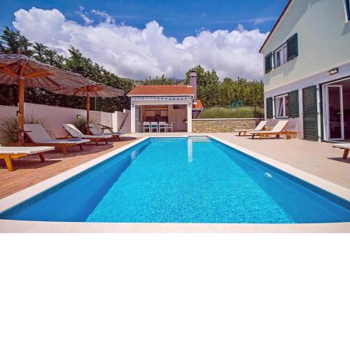 VILLA STOZAK, private heated pool, cinema room and sauna, 7 km from beach