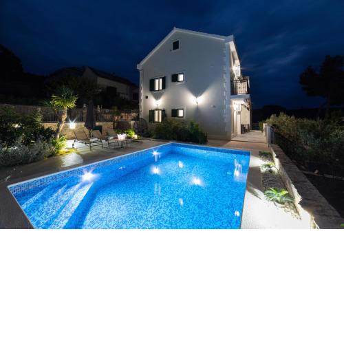Villa Sun Garden - 4 star villa with heated swimming pool, quiet bay, BBQ, 50m from the sea