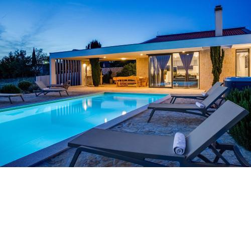 Villa T, spacious with heated pool, hot tub & sauna