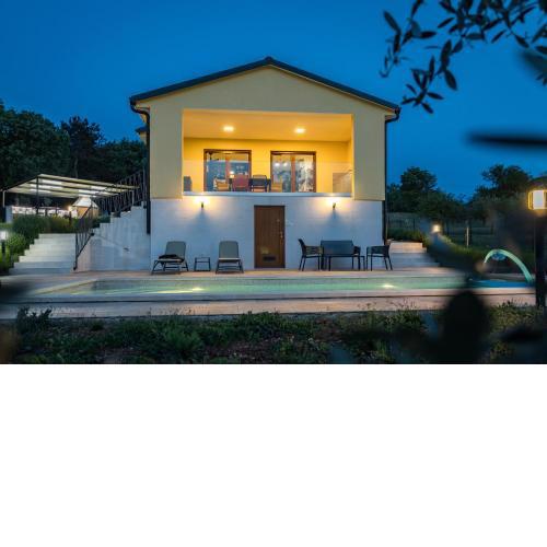 Villa Tai, enjoy the green oasis with 2BR ,WIFI, pool, AC