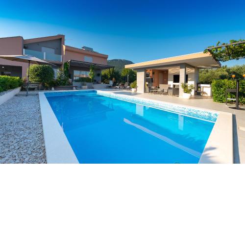 Villa Toni with 5 bedrooms and heated pool