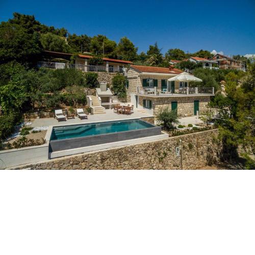 Villa Turquoise Waterfront A Beautiful 3 Bedroom Villa A Stones throw to the Beach