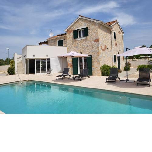 Villa Violet with jacuzzi, pool and sauna near Šibenik