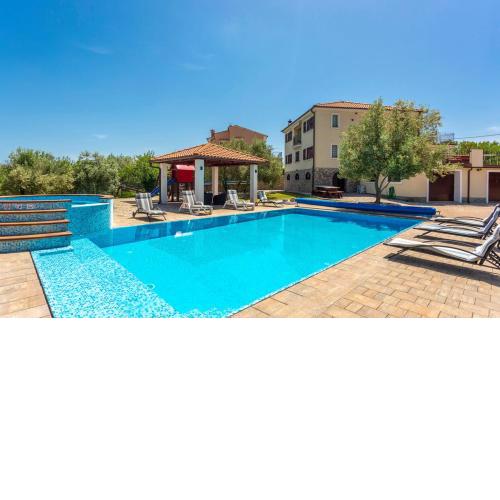 Villa With Pool, Jacuzzi, Sauna, Fitness, Playground & Wine Cellar